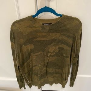 olivaceous camo sweater with zippers on the side🤎🤎

-